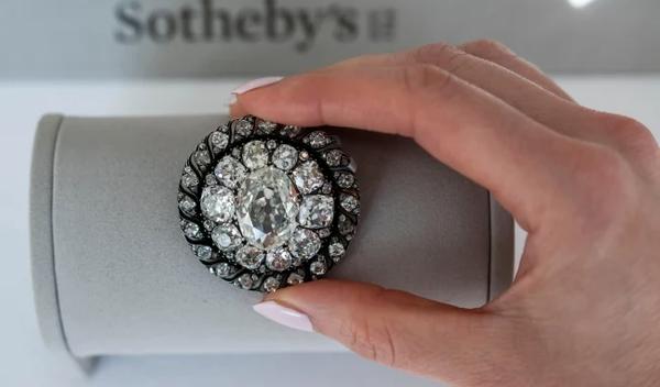 Image for Dijamantski broš, koji je Napoleon izgubio kod Vaterloa, prodat za 3,5 miliona franaka