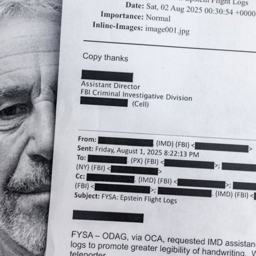 Među dokumentima obuhvaćenim sudskim nalogom nalaze se imejlovi sa zacrnjenim imenima pošiljalaca ili primalaca, nacrt optužnice protiv Epstina sa uklonjenim imenima potencijalnih saučesnika