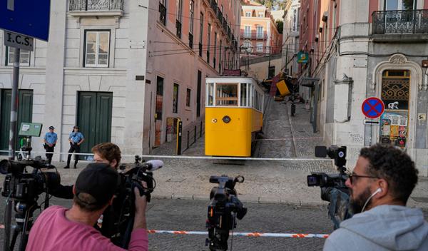 Image for Električna uspinjača u Lisabonu iskočila iz šina, 15 ljudi poginulo