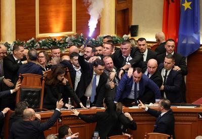 Image for Albanski poslanici se potukli s čuvarima, palili baklje u dvorani parlamenta (video)