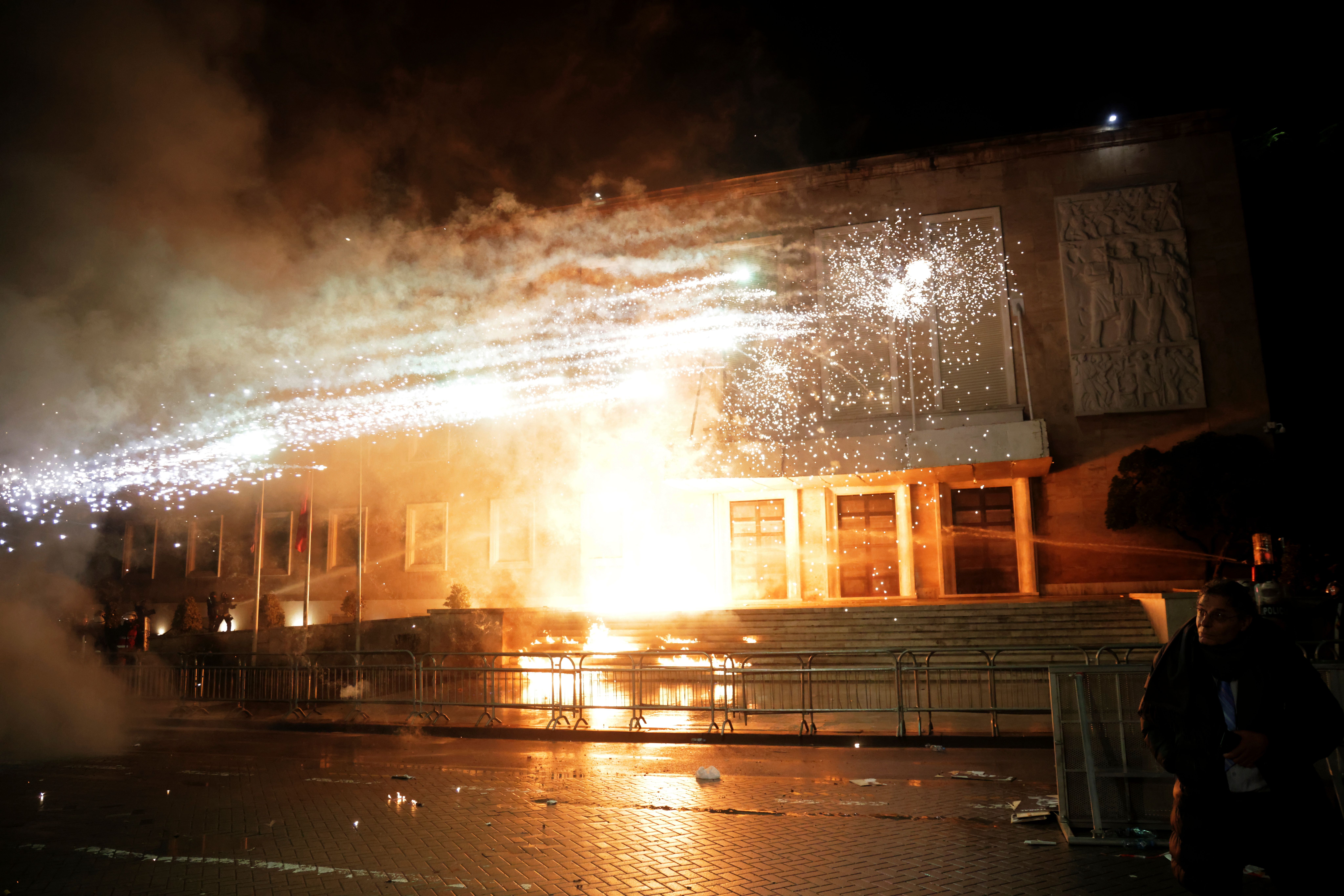 Image for Molotovljevi kokteli i vodeni topovi u Tirani