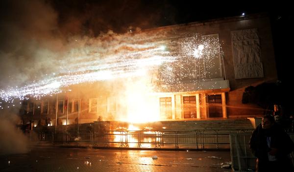 Image for Molotovljevi kokteli i vodeni topovi u Tirani