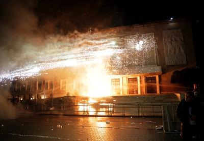 Image for Molotovljevi kokteli i vodeni topovi u Tirani