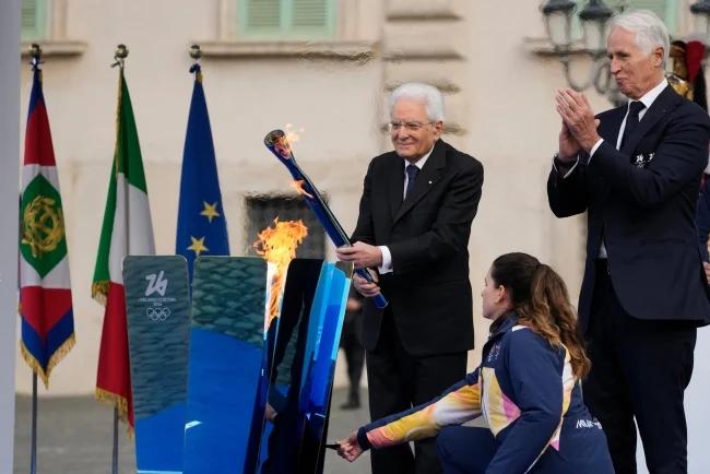 Image for Olimpijskim plamenom upaljen prvi kotao u Rimu, dva meseca pre početka ZOI u Italiji