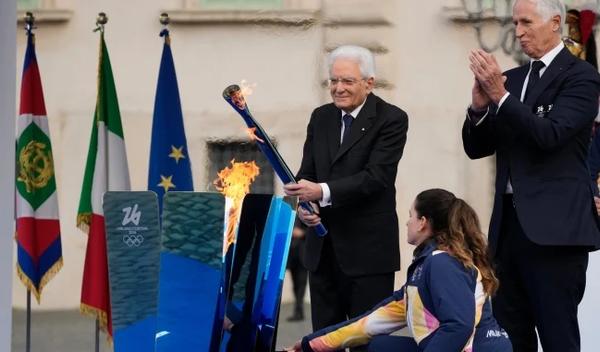 Image for Olimpijskim plamenom upaljen prvi kotao u Rimu, dva meseca pre početka ZOI u Italiji