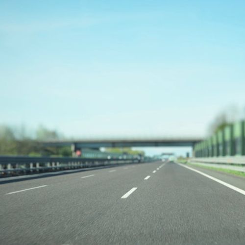 Na auto-putevima u Srbiji jutros nema zadržavanja na naplatnim stanicama, dok se tokom dana očekuju promenljivi vremenski uslovi koji bi mogli da otežaju odvijanje saobraćaja