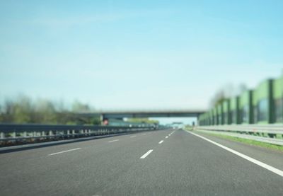 Na auto-putevima u Srbiji jutros nema zadržavanja na naplatnim stanicama, dok se tokom dana očekuju promenljivi vremenski uslovi koji bi mogli da otežaju odvijanje saobraćaja