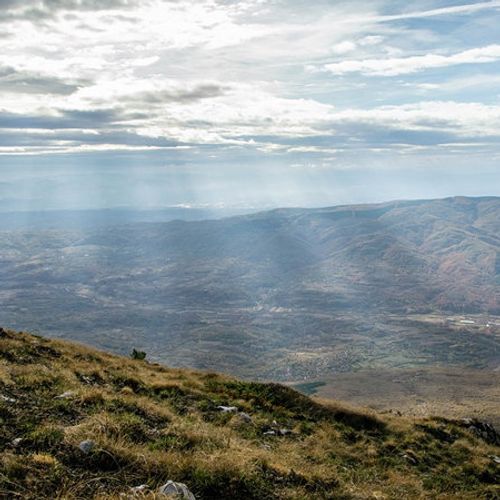 Na teren je izašlo šest spasilaca, koji su zatekli dvojicu mladića u, kako navode, "neobično dobrom raspoloženju"