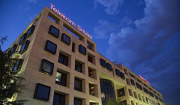 Kako se navodi, unapređenje kreditnog rejtinga Telekoma Srbije ostvaren je uz istovremenu uspešnu realizaciju transformacionih akvizicija medijskih sistema Junajted grupe (United Group) i Orion Telekoma, u uslovima nestabilnosti na globalnim tržištima