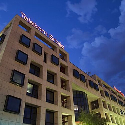 Kako se navodi, unapređenje kreditnog rejtinga Telekoma Srbije ostvaren je uz istovremenu uspešnu realizaciju transformacionih akvizicija medijskih sistema Junajted grupe (United Group) i Orion Telekoma, u uslovima nestabilnosti na globalnim tržištima