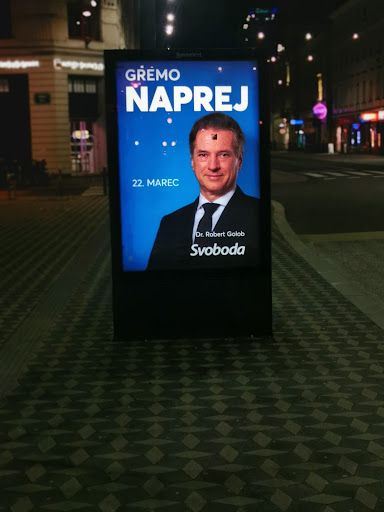 Pokret Sloboda aktuelnog premijera Roberta Goloba osvojio je 28,54 odsto ili 325.757 glasova, dok je desničarska Slovenska demokratska stranka (SDS) Janeza Janše osvojila 0,37 odsto glasova manje (321.521).