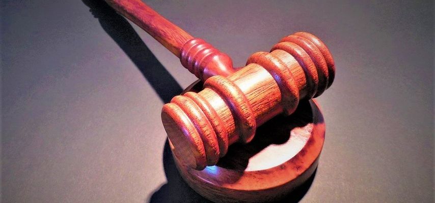 Optužnicom su obuhvaćena četvorica pripadnika hrvatskog ratnog vazduhoplovstva Vladimir Mikac (67) iz Ptuja, Zdenko Radulj (69) iz Osijeka, Željko Jelenić (69) iz Pule i Danijel Borović (64) iz Varaždina, koji nisu dostupni pravosudnim organima Srbije, zbog čega im se sudi u odsustvu