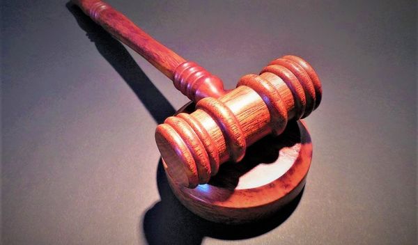Optužnicom su obuhvaćena četvorica pripadnika hrvatskog ratnog vazduhoplovstva Vladimir Mikac (67) iz Ptuja, Zdenko Radulj (69) iz Osijeka, Željko Jelenić (69) iz Pule i Danijel Borović (64) iz Varaždina, koji nisu dostupni pravosudnim organima Srbije, zbog čega im se sudi u odsustvu