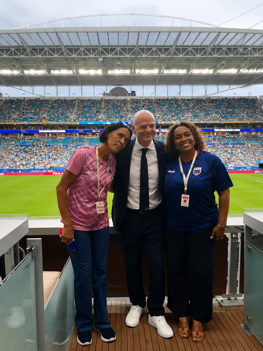 Majka Vozinje sa Đanijem Infantinom, predsednikom FIFA