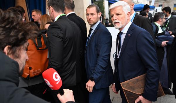 Image for Protesti Čeha naterali Vladu da odustane od postavljanja influensera za ministra