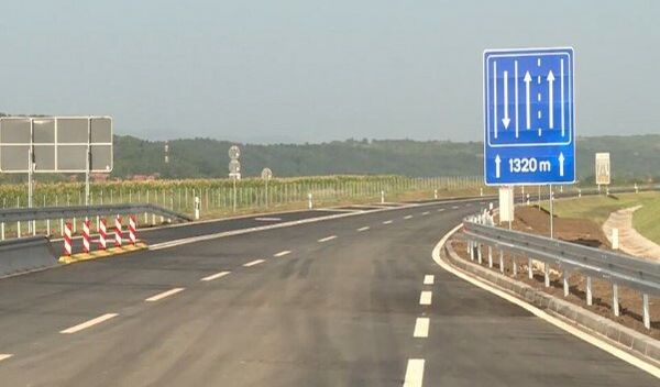 Direktor "Koridora Srbije" Aleksandar Antić najavio je da će za desetak dana biti otvorena još jedna deonica Moravskog koridora, oko 29 kilometara novog auto-puta, od petlje Preljina- Čačak do petlje Adrani-Kraljevo