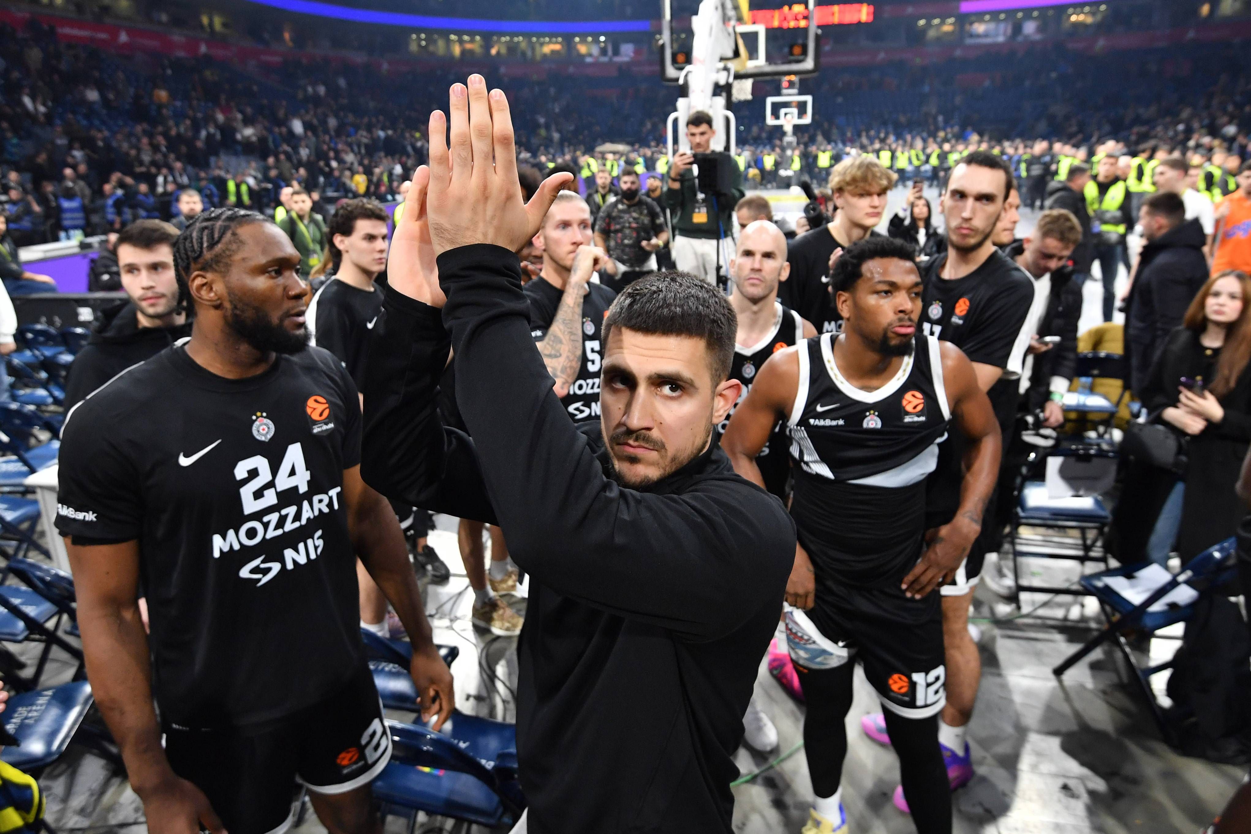 Image for Vanja Marinković se obratio okupljenim navijačima Partizana