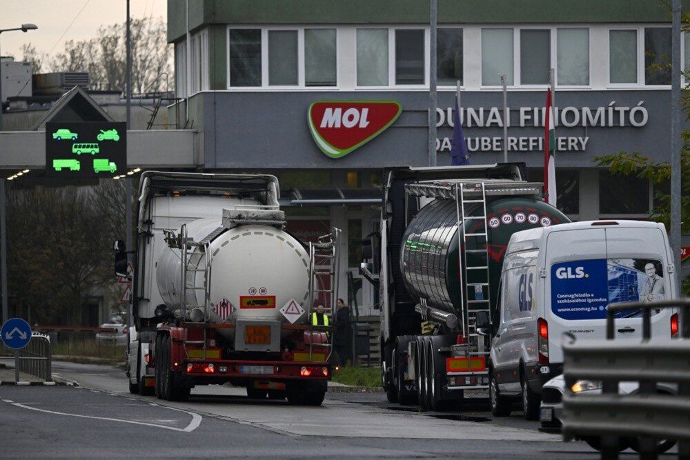 Kancelarija za kontrolu stranih sredstava  Ministarstva finansija SAD produžila je sinoć operativnu licencu za nastavak rada Naftne industrije Srbije za još 30 dana, takođe do 31. jula