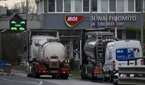 Kancelarija za kontrolu stranih sredstava Ministarstva finansija SAD produžila je sinoć operativnu licencu za nastavak rada Naftne industrije Srbije za još 30 dana, takođe do 31. jula