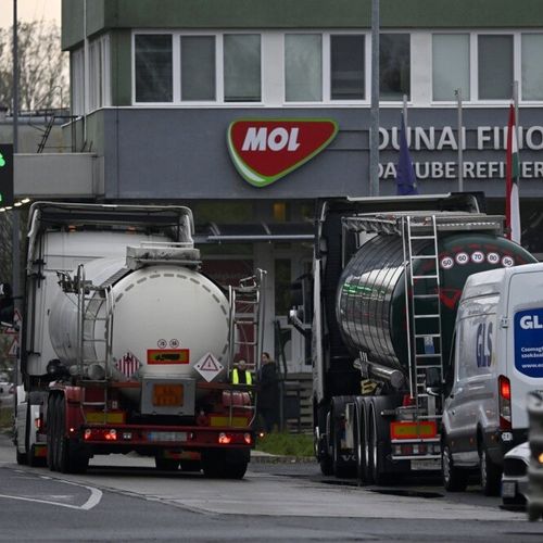 Kancelarija za kontrolu stranih sredstava Ministarstva finansija SAD produžila je sinoć operativnu licencu za nastavak rada Naftne industrije Srbije za još 30 dana, takođe do 31. jula