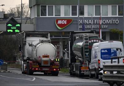 Kancelarija za kontrolu stranih sredstava Ministarstva finansija SAD produžila je sinoć operativnu licencu za nastavak rada Naftne industrije Srbije za još 30 dana, takođe do 31. jula