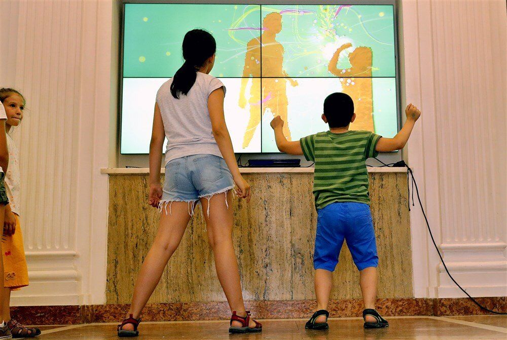 Istraživači navode da rano korišćenje pametnih telefona, tableta i drugih uređaja može da doprinese razvojnim poteškoćama, uključujući slabiji jezički razvoj, smanjene socijalne interakcije i manje vremena za fizičku igru