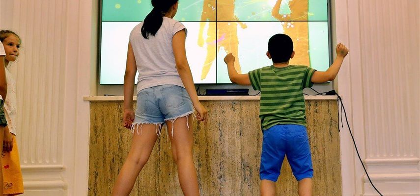 Istraživači navode da rano korišćenje pametnih telefona, tableta i drugih uređaja može da doprinese razvojnim poteškoćama, uključujući slabiji jezički razvoj, smanjene socijalne interakcije i manje vremena za fizičku igru