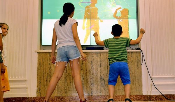 Istraživači navode da rano korišćenje pametnih telefona, tableta i drugih uređaja može da doprinese razvojnim poteškoćama, uključujući slabiji jezički razvoj, smanjene socijalne interakcije i manje vremena za fizičku igru