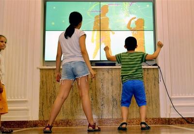 Istraživači navode da rano korišćenje pametnih telefona, tableta i drugih uređaja može da doprinese razvojnim poteškoćama, uključujući slabiji jezički razvoj, smanjene socijalne interakcije i manje vremena za fizičku igru