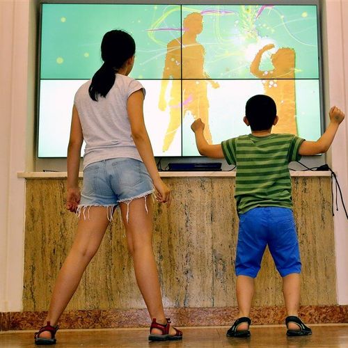 Istraživači navode da rano korišćenje pametnih telefona, tableta i drugih uređaja može da doprinese razvojnim poteškoćama, uključujući slabiji jezički razvoj, smanjene socijalne interakcije i manje vremena za fizičku igru