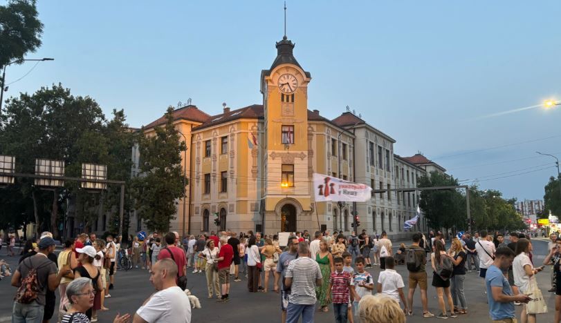 Image for Večeras blokada kod suda