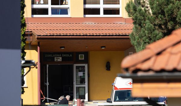 Ministar zdravlja Kamil Saško je kazao da je povređena učenica i dalje u kritičnom stanju