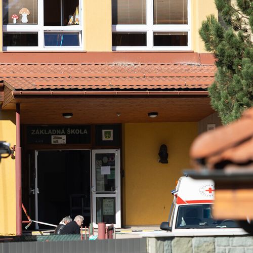 Ministar zdravlja Kamil Saško je kazao da je povređena učenica i dalje u kritičnom stanju
