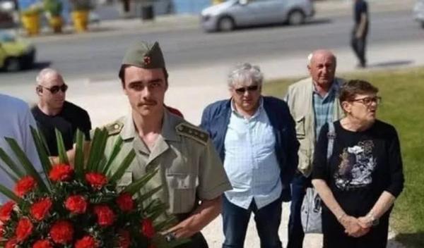 Istarska policija podneće optužni predlog protiv maloletnika koji je u ponedeljak u Puli, odeven u oficirsku uniformu JNA, položio venac na bistu Josipa Broza Tita
