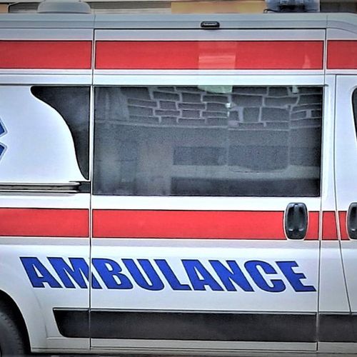 Dve osobe iz putničkog vozila su preminule na licu mesta. Saobraćaj se na toj deonici odvija usporeno
