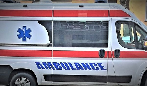 Dve osobe iz putničkog vozila su preminule na licu mesta. Saobraćaj se na toj deonici odvija usporeno