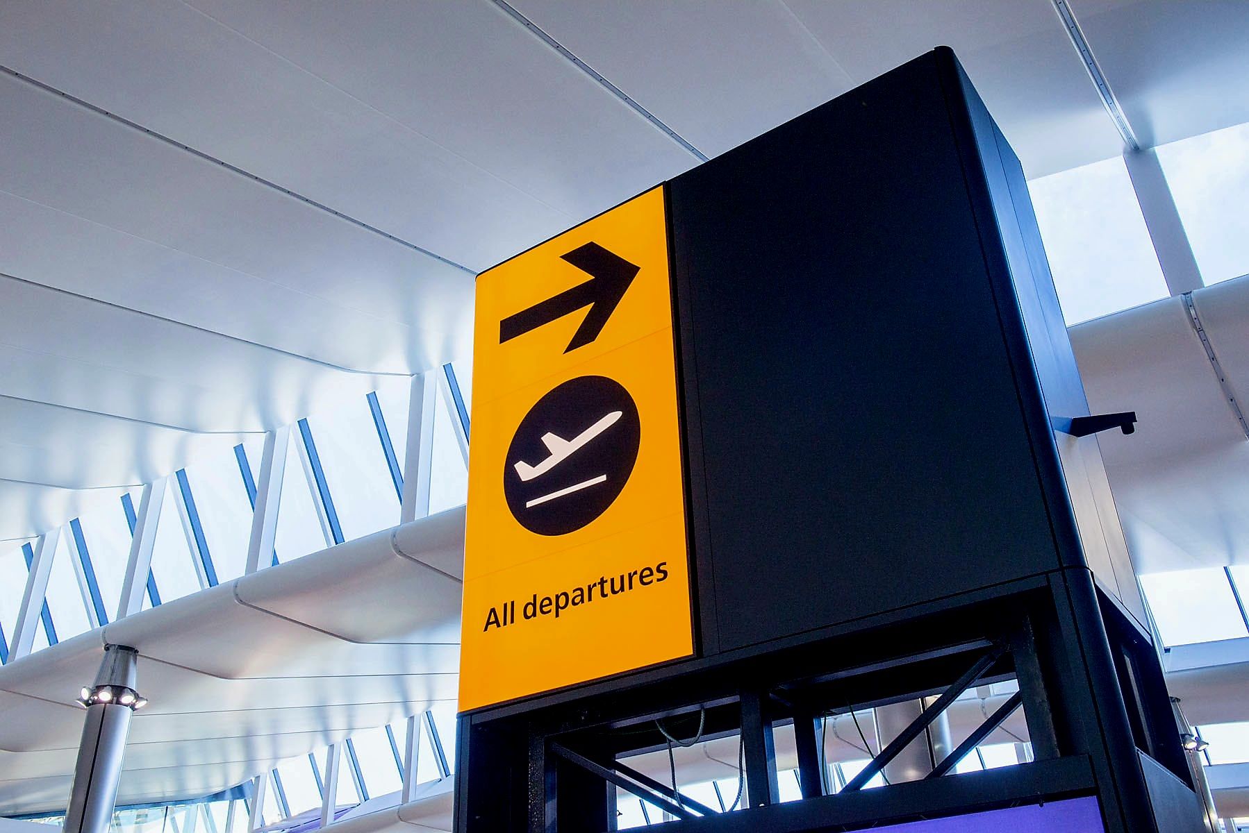 Image for U Velikoj Britaniji 1300 otkazanih letova zbog problema sa kontrolom letenja - kontinuirani poremećaji na londonskim aerodromima