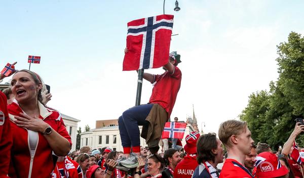Norveški navijači slave pobedu nad Obalom Slonovače