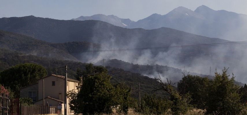 Dve osobe suoptužene i određeno im je zadržavanje, dok se vatrogasci i dalje bore sa požarima, a predsednik Francuske Emanuel Makron danas bi trebalo da poseti ugroženo područje
