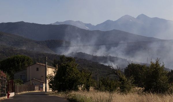 Dve osobe suoptužene i određeno im je zadržavanje, dok se vatrogasci i dalje bore sa požarima, a predsednik Francuske Emanuel Makron danas bi trebalo da poseti ugroženo područje
