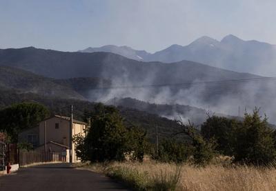 Dve osobe suoptužene i određeno im je zadržavanje, dok se vatrogasci i dalje bore sa požarima, a predsednik Francuske Emanuel Makron danas bi trebalo da poseti ugroženo područje