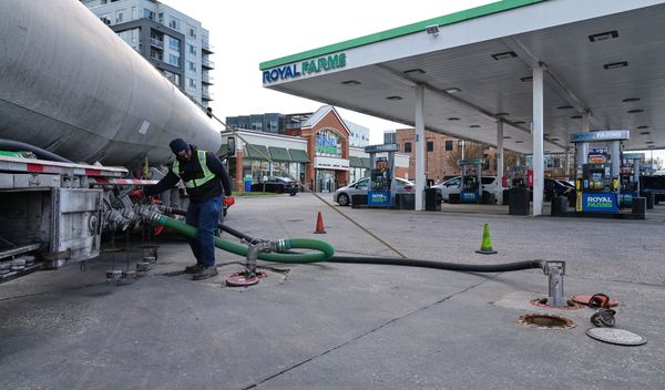 Image for BLISKI ISTOK: Nafta opet iznad 100 dolara po barelu