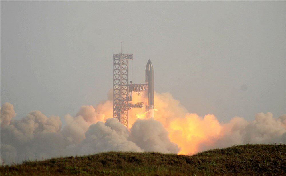 Raketa visoka 124 metra poletela je iz baze SpejsEksa Starbejs na jugu Teksasa, a let koji je trajao oko sat vremena završen je kontrolisanim spuštanjem letelice u Indijski okean