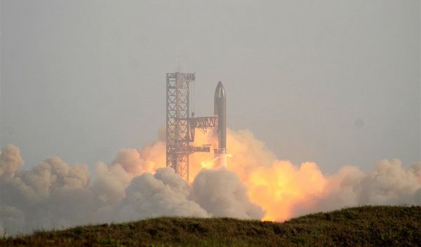 Raketa visoka 124 metra poletela je iz baze SpejsEksa Starbejs na jugu Teksasa, a let koji je trajao oko sat vremena završen je kontrolisanim spuštanjem letelice u Indijski okean
