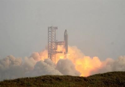 Raketa visoka 124 metra poletela je iz baze SpejsEksa Starbejs na jugu Teksasa, a let koji je trajao oko sat vremena završen je kontrolisanim spuštanjem letelice u Indijski okean