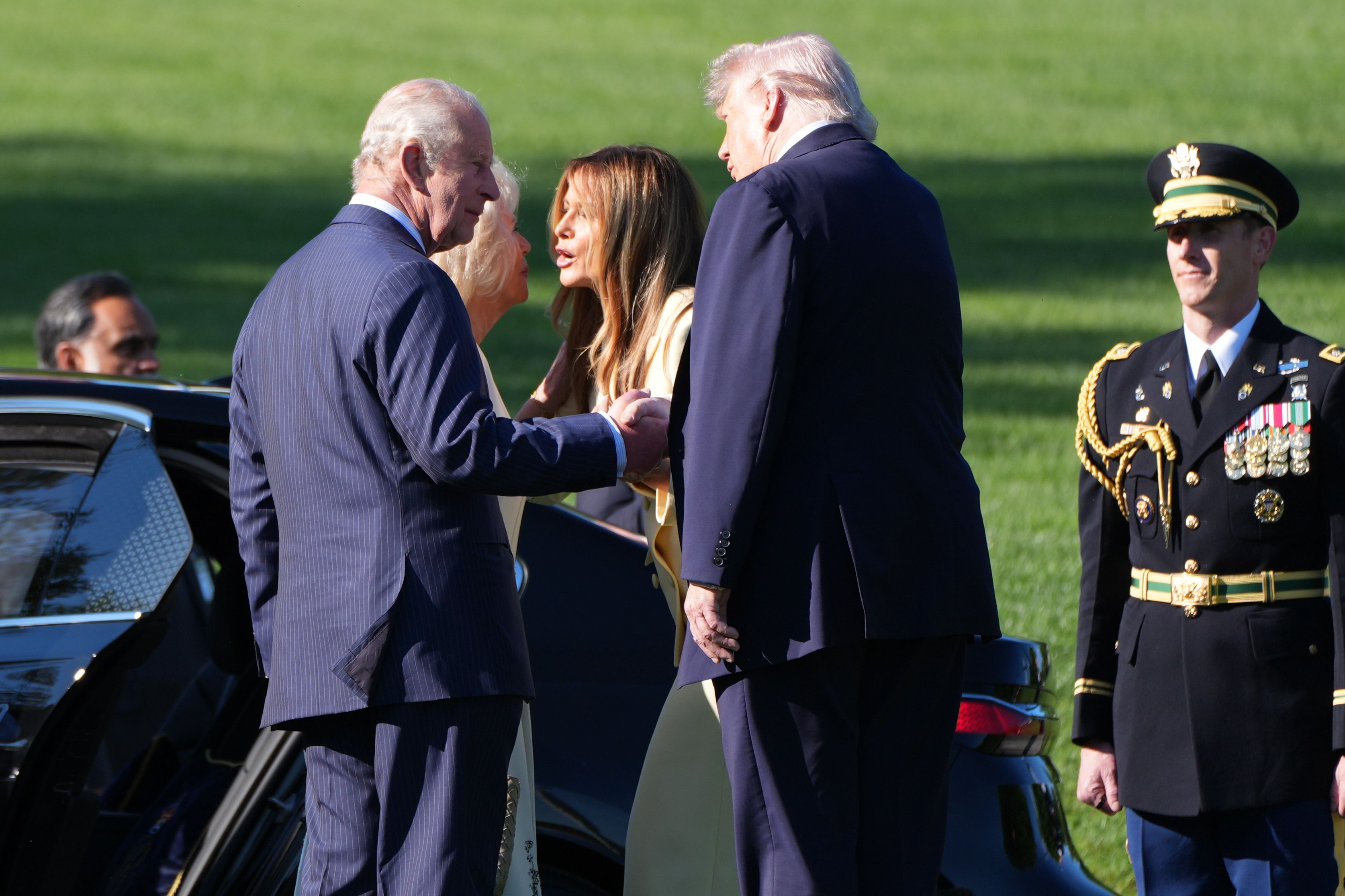 Doček kralja i kraljice ispred Bele kuće