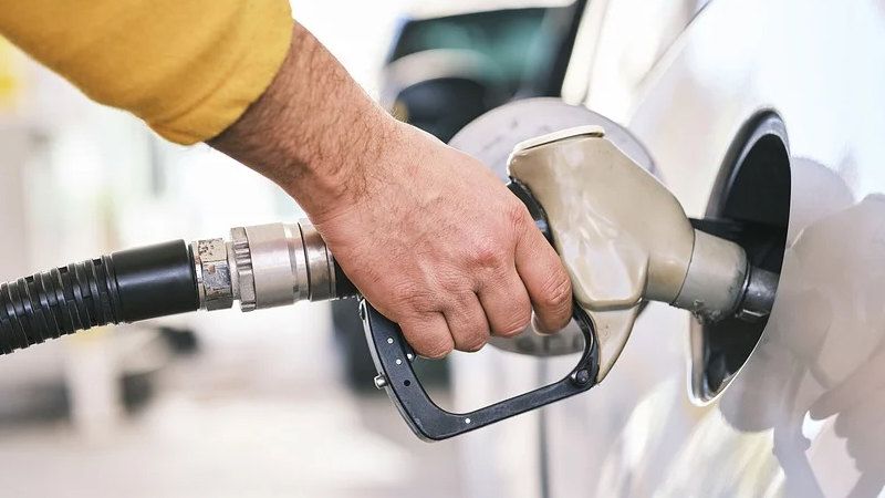 Akciza na gasna ulja (dizel) povećava se sa sadašnjih 66,64 na 70,34 dinara po litru, a na olovni benzin sa 68,90 na 72,72 dinara po litru
