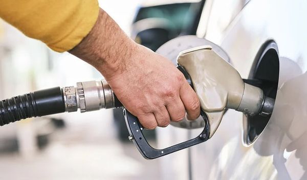 Akciza na gasna ulja (dizel) povećava se sa sadašnjih 66,64 na 70,34 dinara po litru, a na olovni benzin sa 68,90 na 72,72 dinara po litru