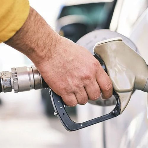 Akciza na gasna ulja (dizel) povećava se sa sadašnjih 66,64 na 70,34 dinara po litru, a na olovni benzin sa 68,90 na 72,72 dinara po litru