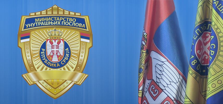 Pretresom stana na Zvezdari u kome je boravio osumnjičeni L. M. (38) policija je pronašla 11 kesica sa heroinom težine oko 80 grama, sedam kesica amfetamina težine oko 65 grama, manju količinu kokaina, metandieonona, vagicu za precizno merenje i novac